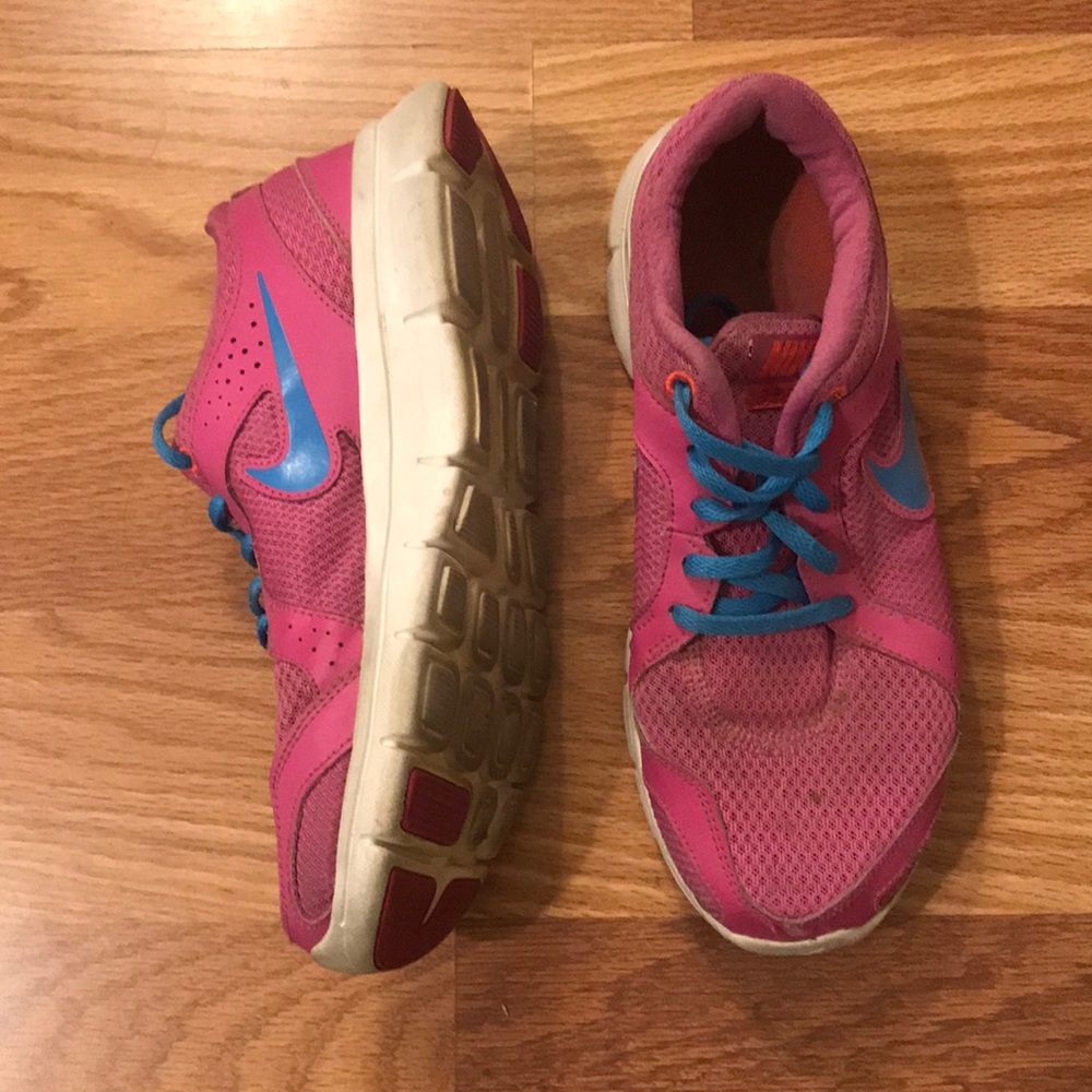 PINK NIKE RUNNING SHOES